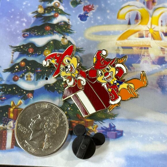 Disneyland Chip Dale Trading Pin Santa Chipmunk Christmas Present Badge Brooch - Picture 2 of 5